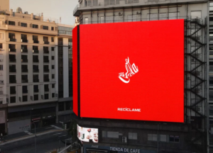 Coca-Cola distorsiona su logo para fomentar el reciclaje en nueva campaña